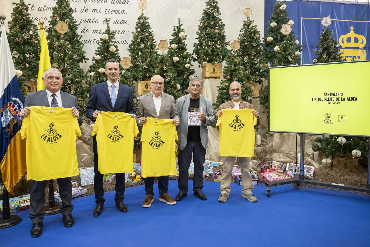 Autoridades insulares y locales con la camiseta del aniversario.