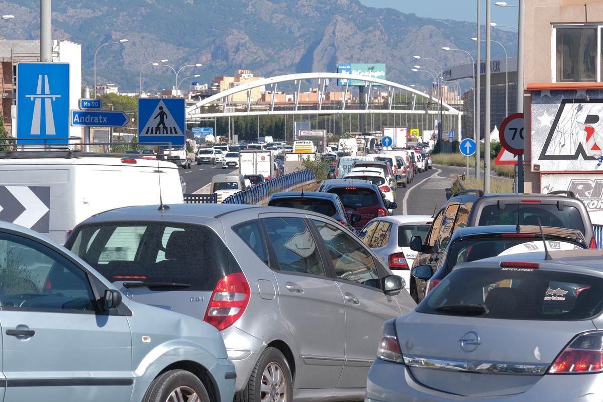 FOTOS: Monumental atasco en la Vía de Cintura de Palma por el vuelco de un coche FOTOS: Monumental atasco en la Vía de Cintura de Palma por el vuelco de un coche