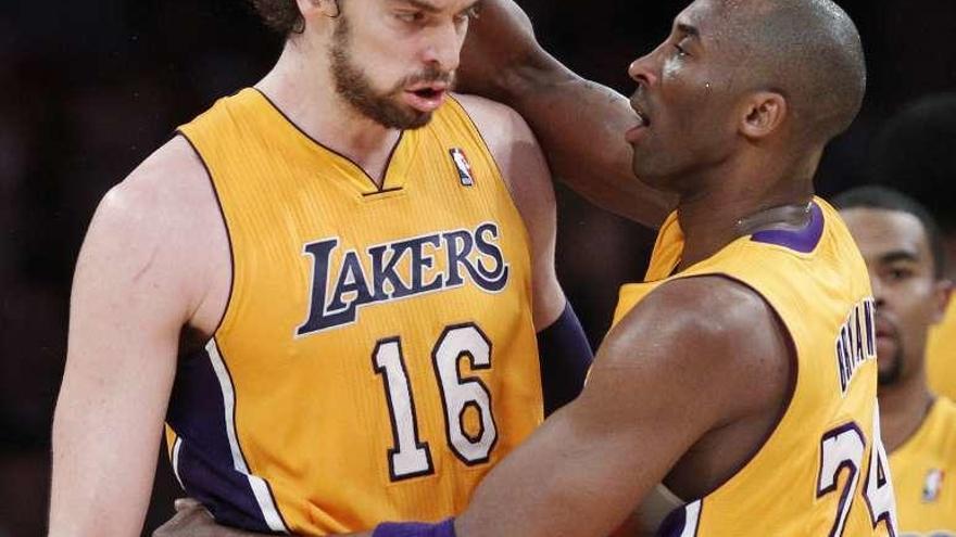 Gasol y Bryant, en un partido con los Lakers. // Efe