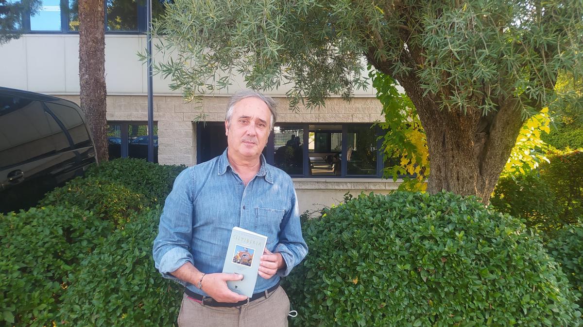 Javier Hernández, coordinador del proyecto, sostiene un ejemplar de ‘Guía turística de la Celtiberia’.