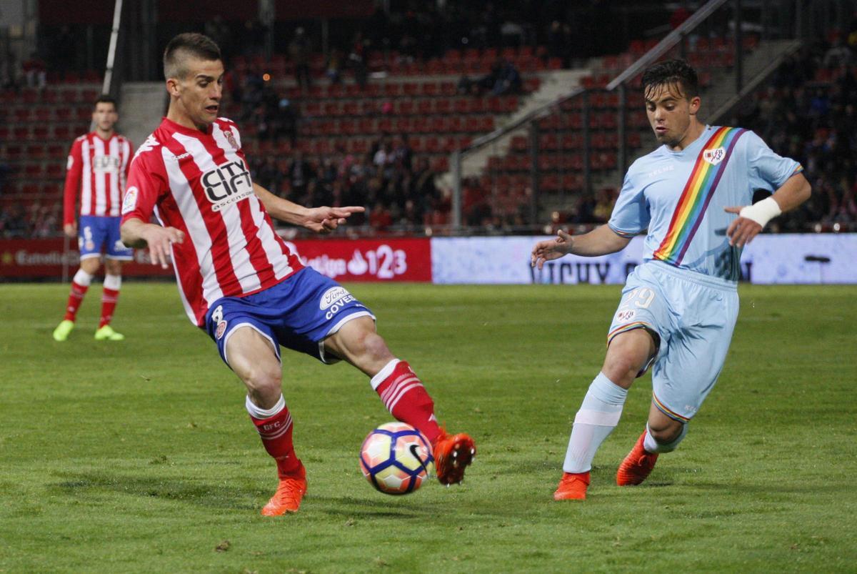 Beltrán disputa una pilota amb Pons el primer cop que va trepitjar Montilivi, l'abril del 2017 amb 18 anys, amb el Rayo de Míchel