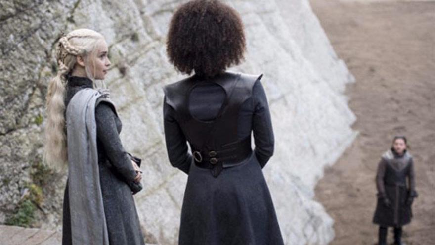 Daenerys y Missandei observando a Jon Nieve.