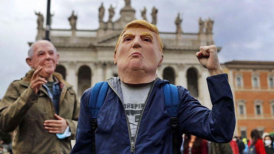 Un artista porta una careta de Trump en una protesta de trabajadores de la cultura, ayer en Roma.