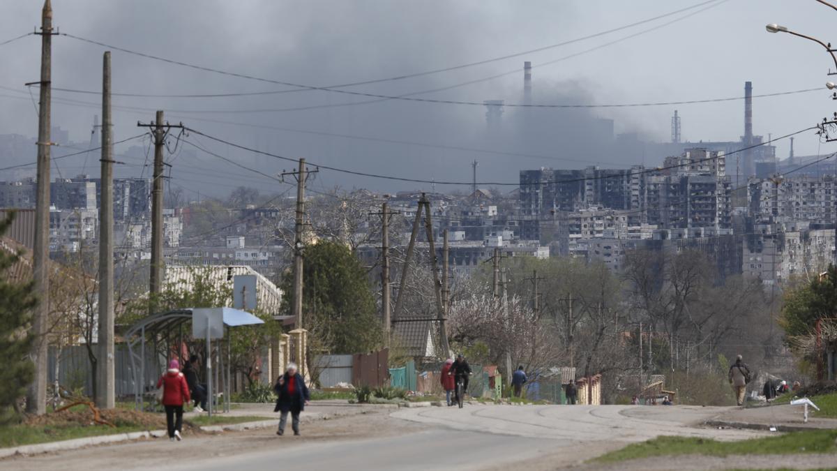 La ciudad de Mariúpol con los altos hornos de Azovstal al fondo