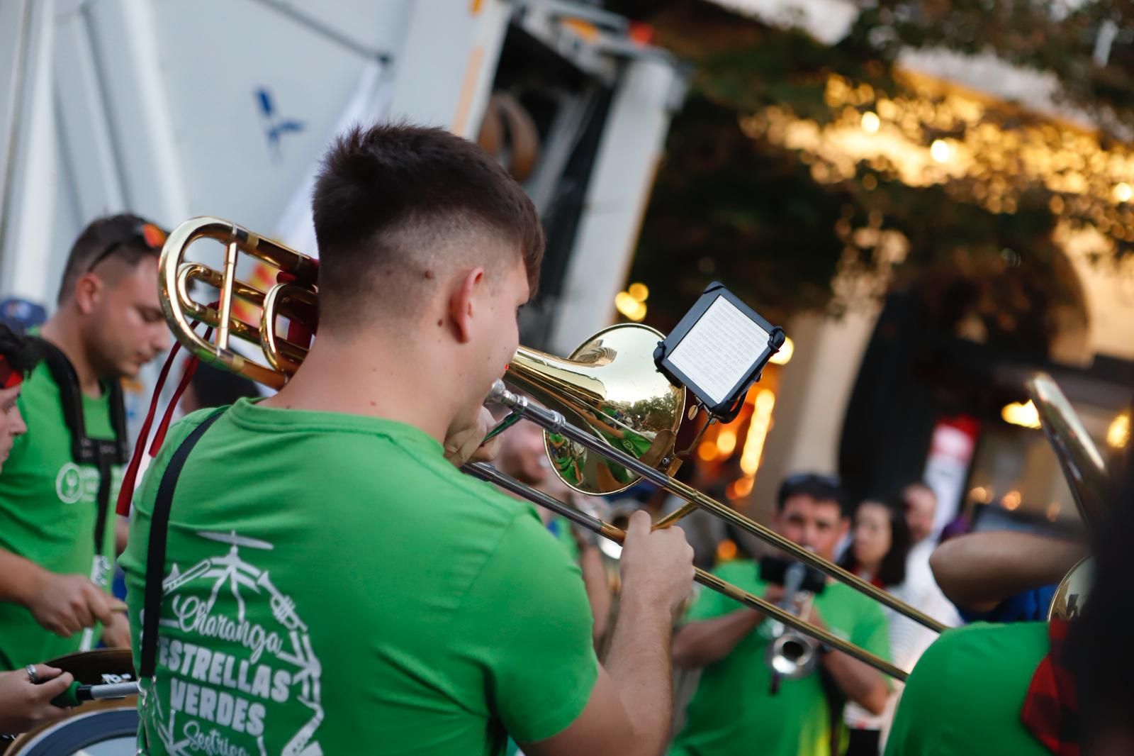 En imágenes | Las peñas de Zaragoza invaden el centro para el maratón de charangas