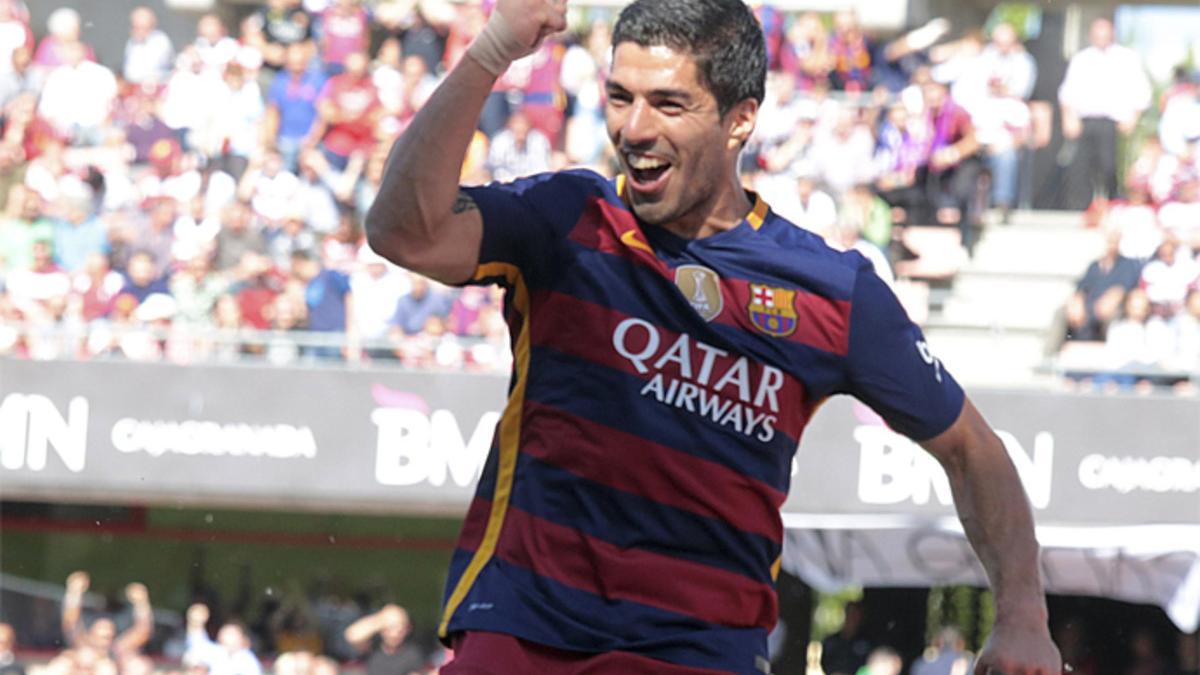 Luis Suárez celebra uno de sus goles en el Granada - FC Barcelona de la Liga 2015/16