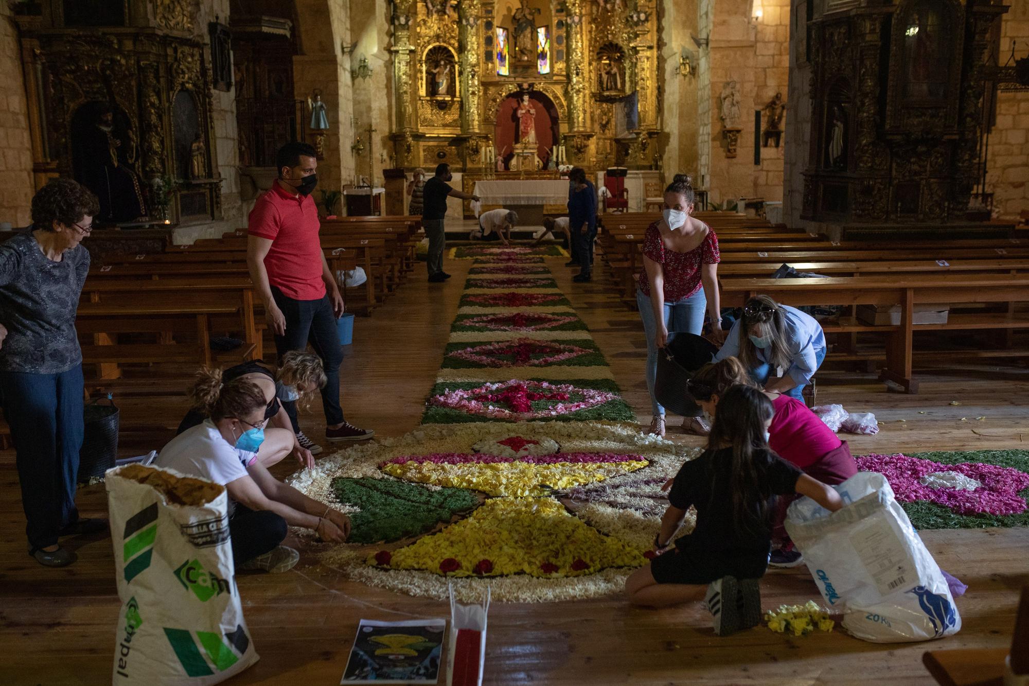 GALERÍA | El Perdigón, en Zamora, prepara la alfombra de flores del Corpus Christi