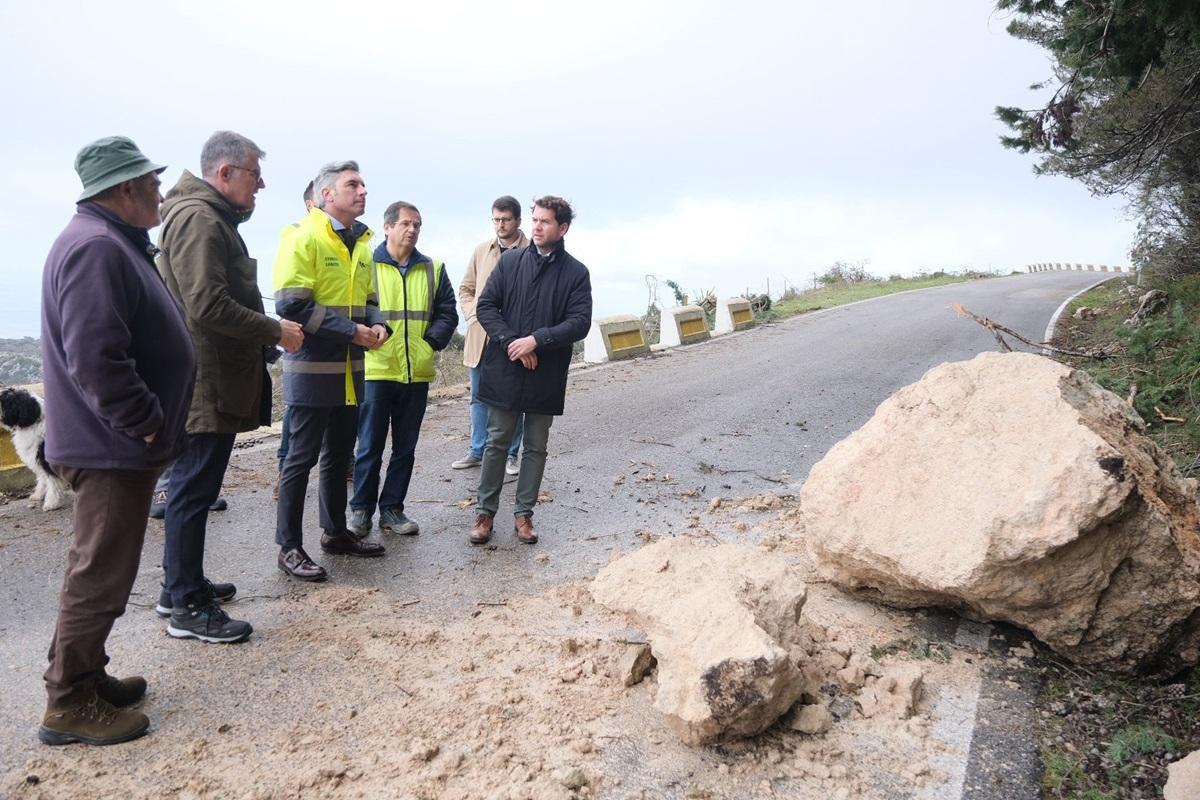 El delegado de Infraestructuras de la Diputación, Andrés Lorite, y el alcalde de Cabra, Fernando Priego, junto a técnicos y vecinos en la carretera de acceso al santuario de la Virgen de la Sierra.