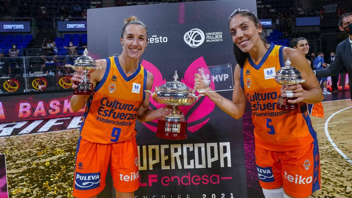 Las capitanas del equipo, Queralt Casas y Cristina Ouviña, con el título de campeonas de la Supercopa 2021