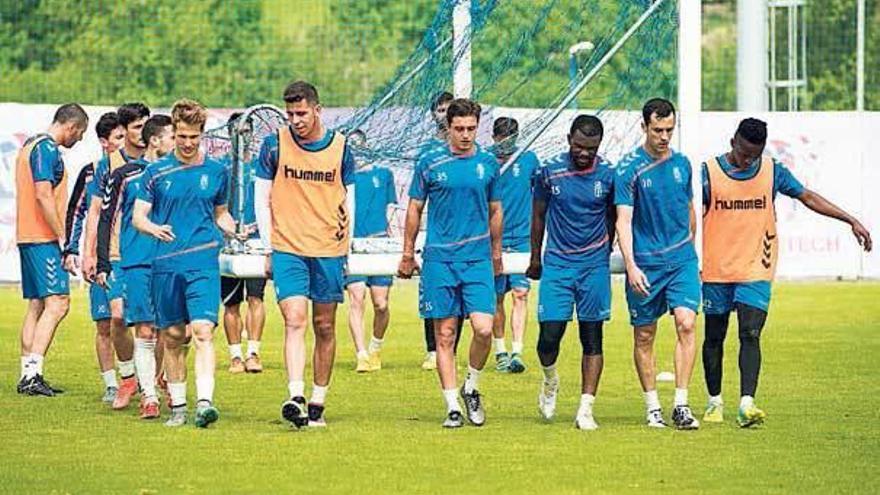 La plantilla del Oviedo, durante un entrenamiento en El Requexón.