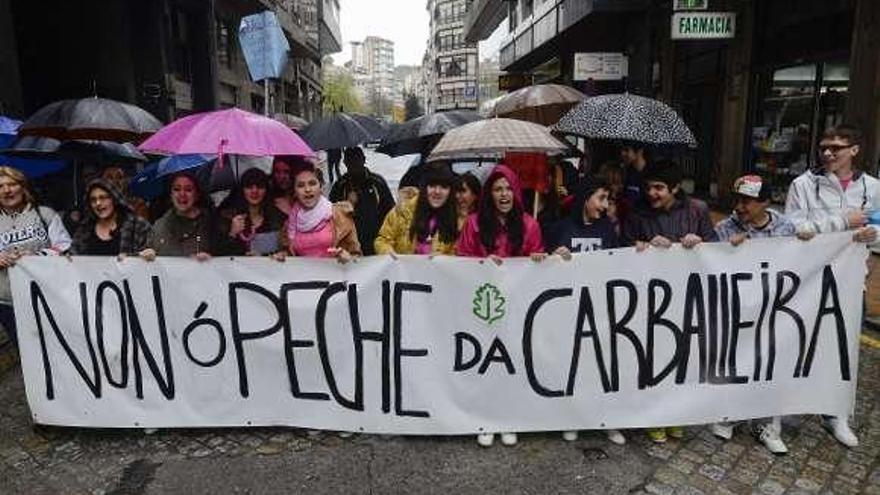 Los alumnos se manifestaron ayer frente a Educación.  // Iñaki Osorio