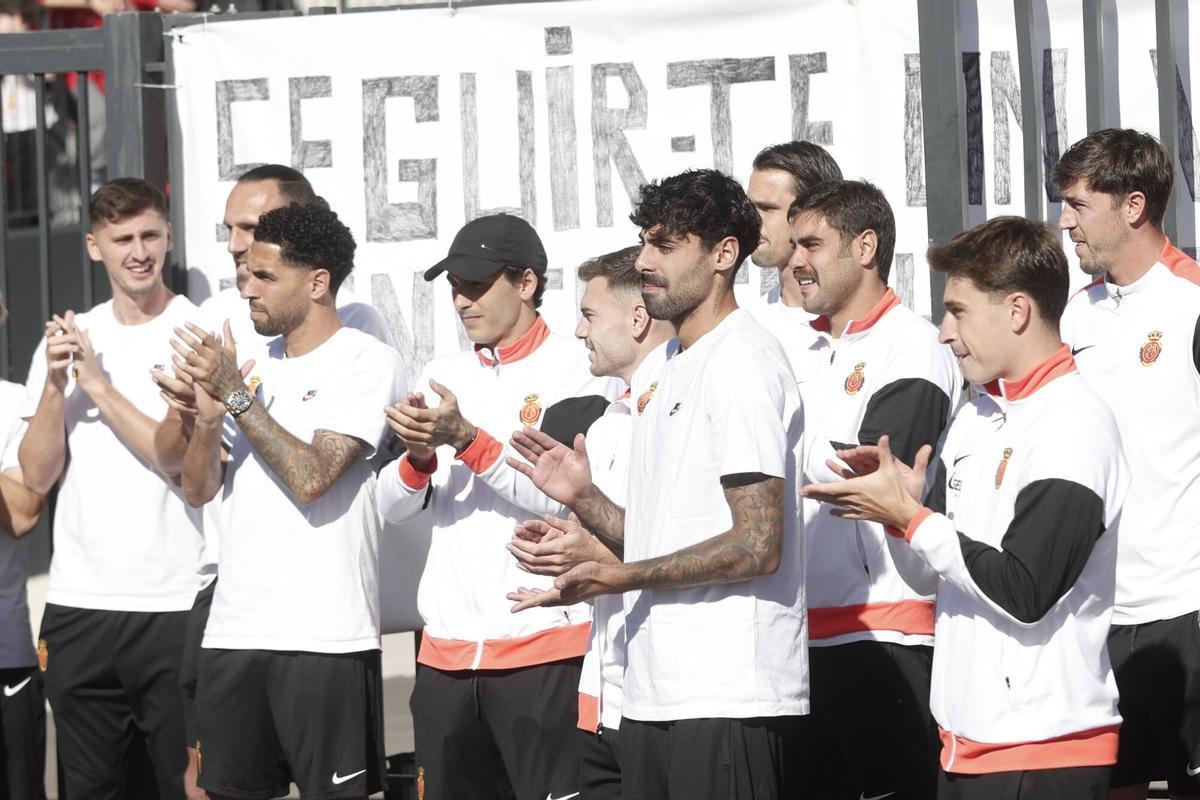 Los aficionados del Mallorca despiden con cánticos al equipo en su salida hacia Valencia