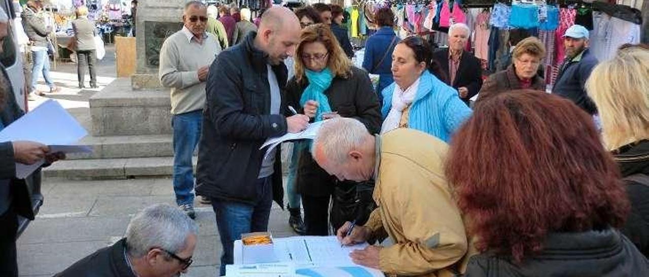 Firmas de apoyo en la feria de Verín  |  Asistentes a la feria de Verín se sumaron ayer a la suma de firmas para tratar de respaldar una Iniciativa Legislatura Popular que lleve el rechazo al Congreso.