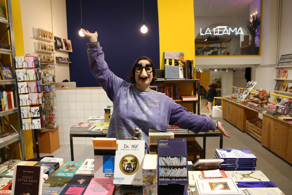 BARCELONA 05/02/2025 Barceloneando Nueva tienda de la LLama store. En la foto postales FOTO ELISENDA PONS