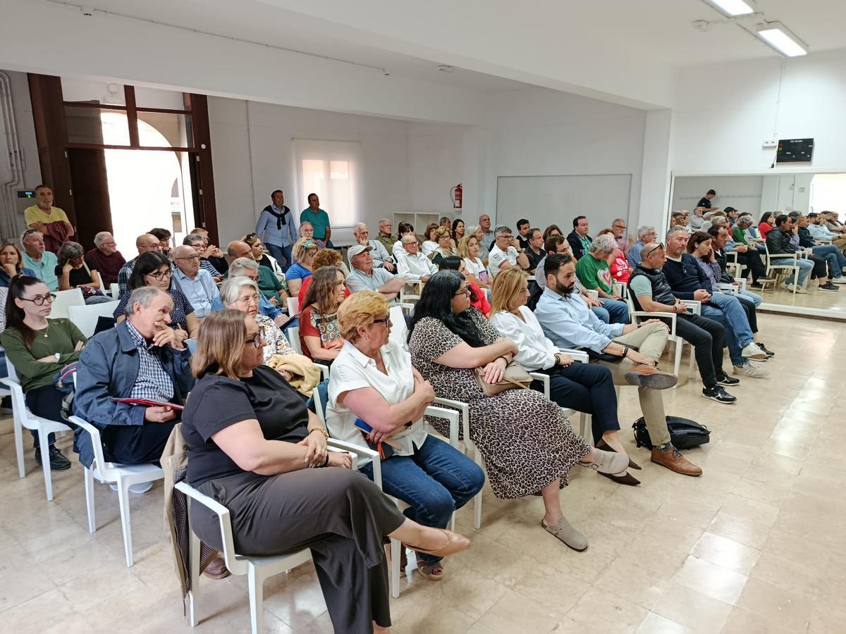 Una imagen del público presente en la reunión informativa.