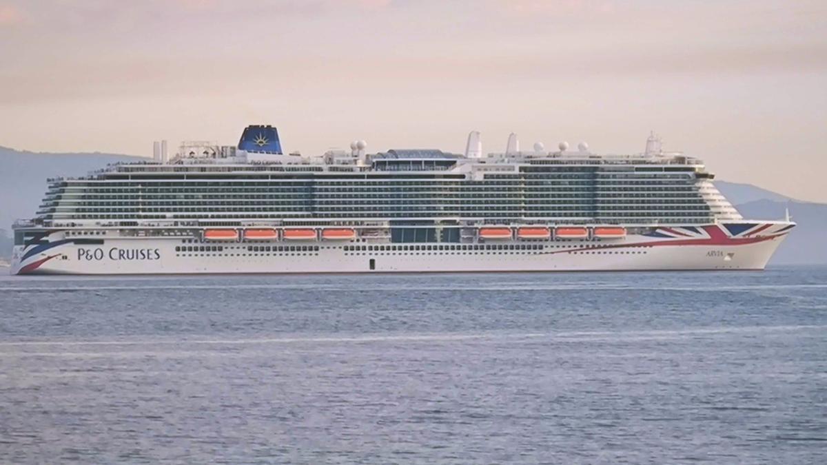 El trasatlántio Arvia, en la ría de Vigo.