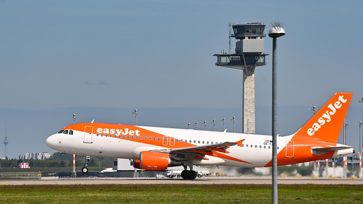 Ein Passagierflugzeug der Fluggesellschaft Easyjet startet von der Südbahn am Hauptstadtflughafen BER.