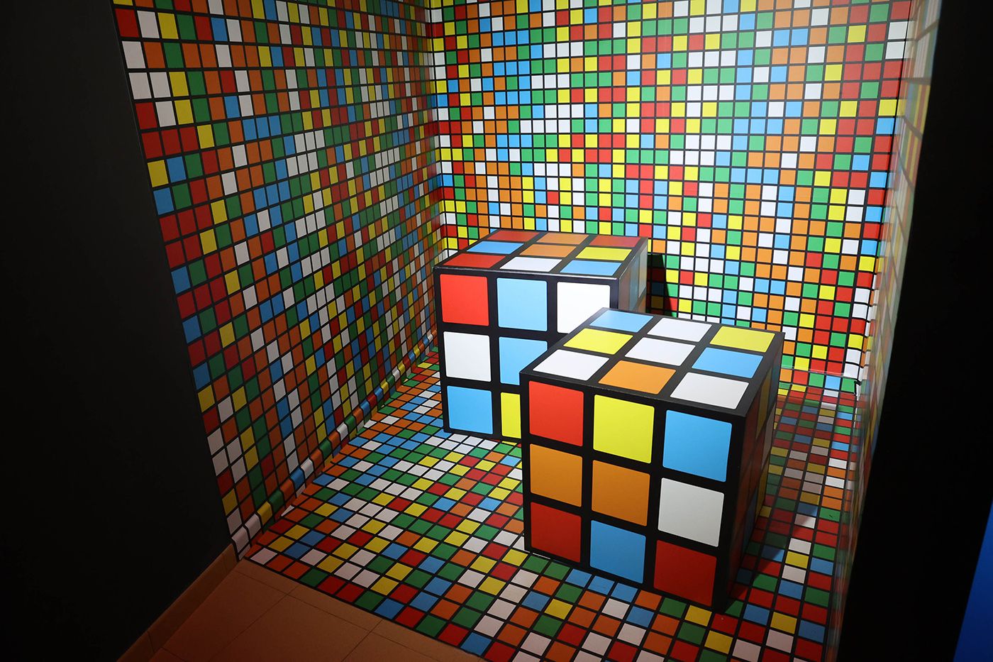 Sala con motivos del cubo de Rubik.jpg