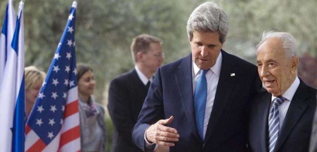 Kerry i Peres xerren durant un acte d’homenatge a les víctimes de l’Holocaust, aquest dilluns a Jerusalem.
