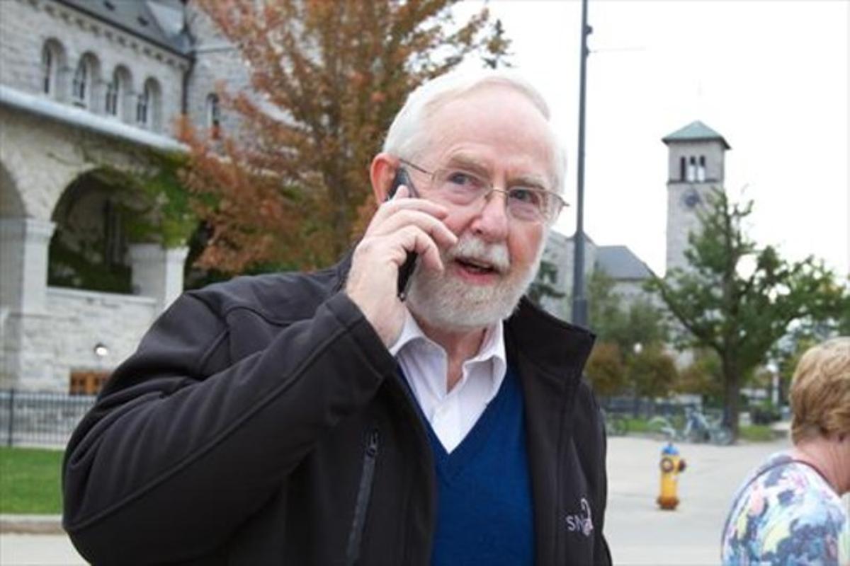 ARTHUR B. McDONALD3 Nascut a Sydney (Canadà) el 1943. Catedràtic emèrit de la Universitat Queen’s de Kingston i director del Sudbury Neutrino Observatory o SNO (actualment Snolab). «Estic sorprès.Aquest premi no el mereixo jo, sinó tot l’equip», va declarar ahir.