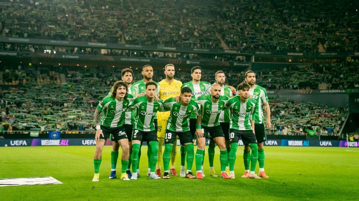 Los jugadores del Betis posan para la foto inicial antes del partido con el Panathinaikos de Europa League en La Cartuja