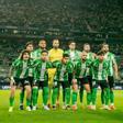 Los jugadores del Betis posan para la foto inicial antes del partido con el Panathinaikos de Europa League en La Cartuja
