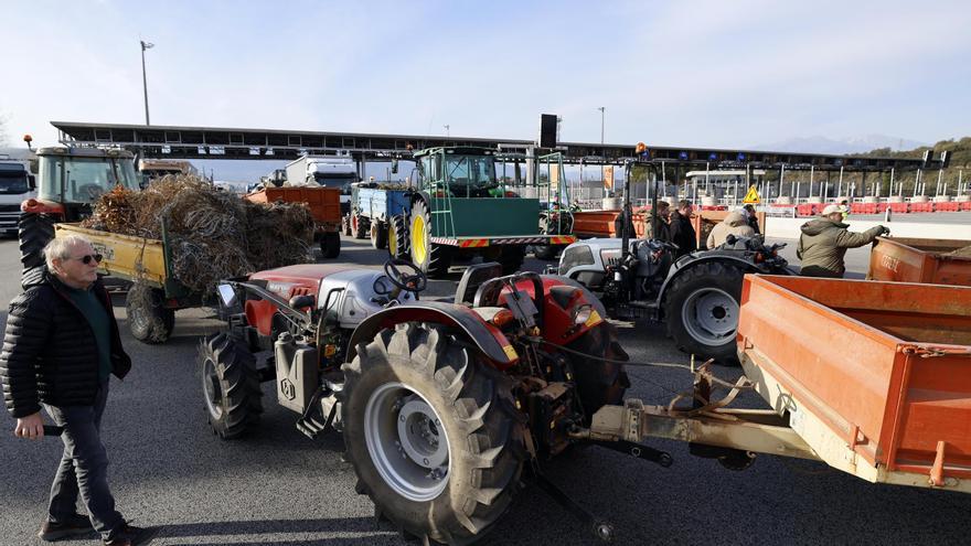 Los agricultores franceses cortan la autopista en Perpinyà
