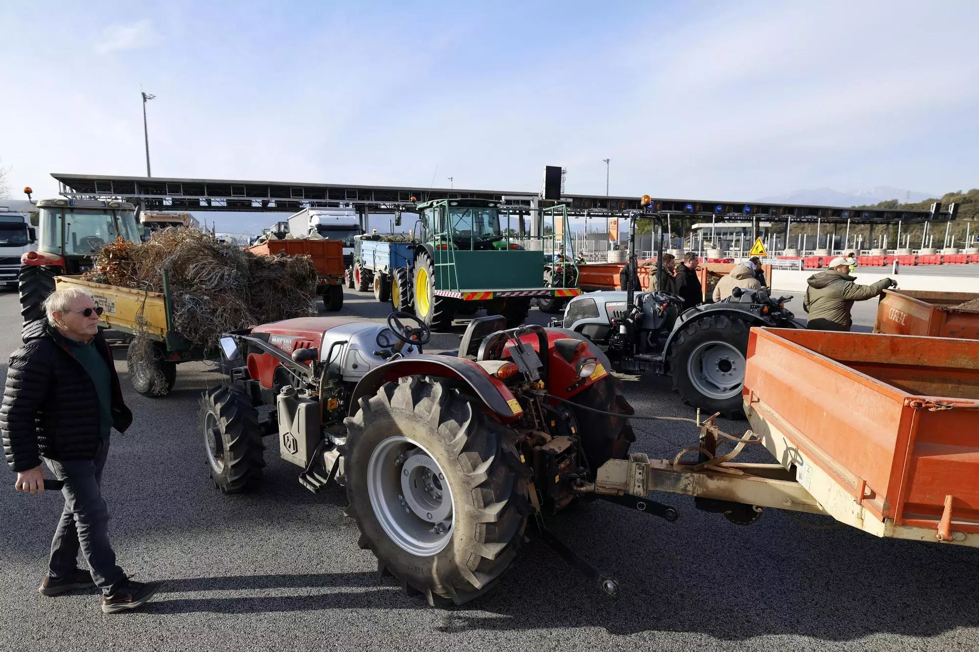 Los agricultores franceses cortan la autopista en Perpinyà