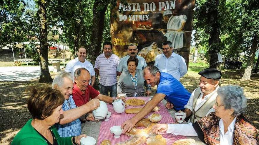 Presentación de la Festa do Pan, ayer en la carballeira de Ribadumia. // Iñaki Abella