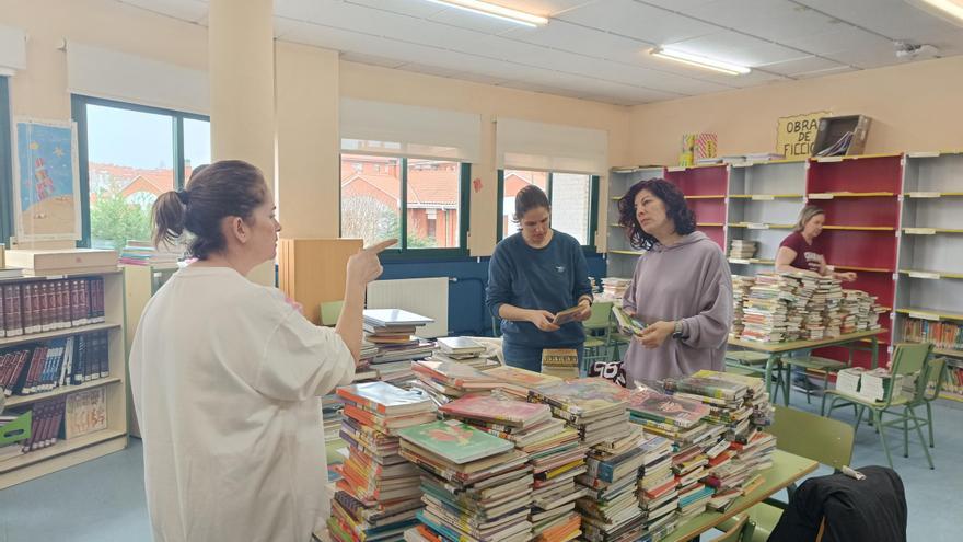 &quot;Sextaferia&quot; en la biblioteca del colegio La Fresneda: la comunidad educativa se vuelca en el proyecto para modernizar el equipamiento
