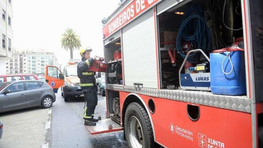 Los bomberos llegan al edificio del incendio. // Noé Parga