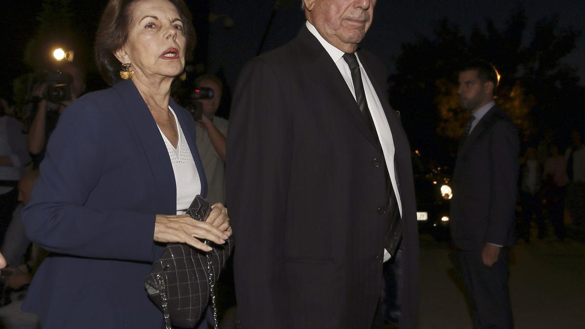 El escritor Mario Vargas Llosa y su mujer, Patricia, durante su visita al tanatorio San Isidro de Madrid donde se encontraba instalada la capilla ardiente del exministro Miguel Boyer