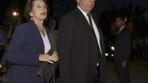 El escritor Mario Vargas Llosa y su mujer, Patricia, durante su visita al tanatorio San Isidro de Madrid donde se encoentraba instalada la capilla ardiente del exministro Miguel Boyer