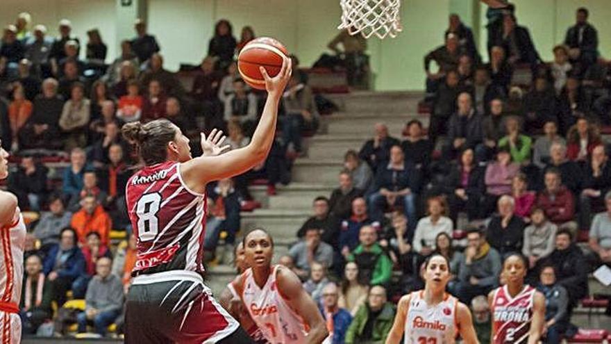 María Araújo entrant cap a cistella en el partit d&#039;ahir al Palacio Campagnola de la ciutat italiana de Schio.