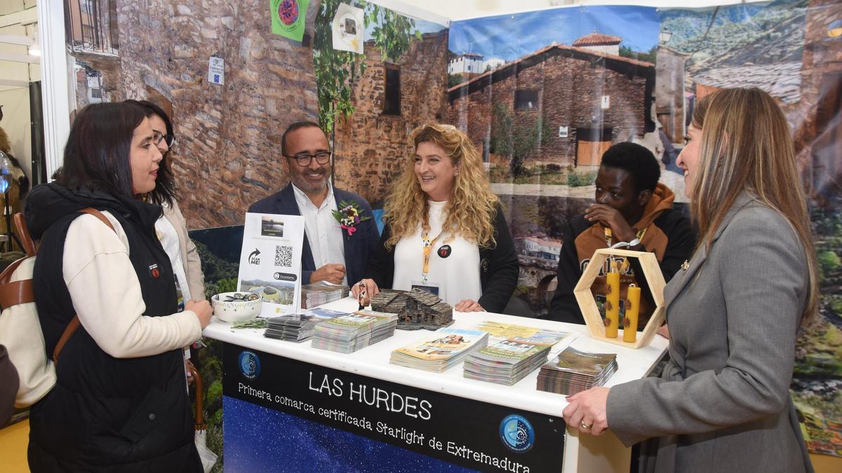 Morales, en un stand de Las Hurdes.