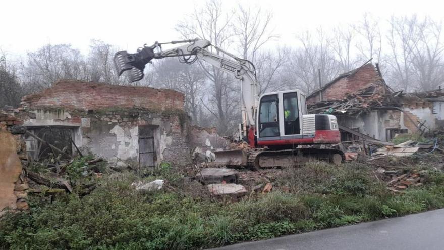 Los trabajos de demolición, ayer, en la zona de El Rellán.