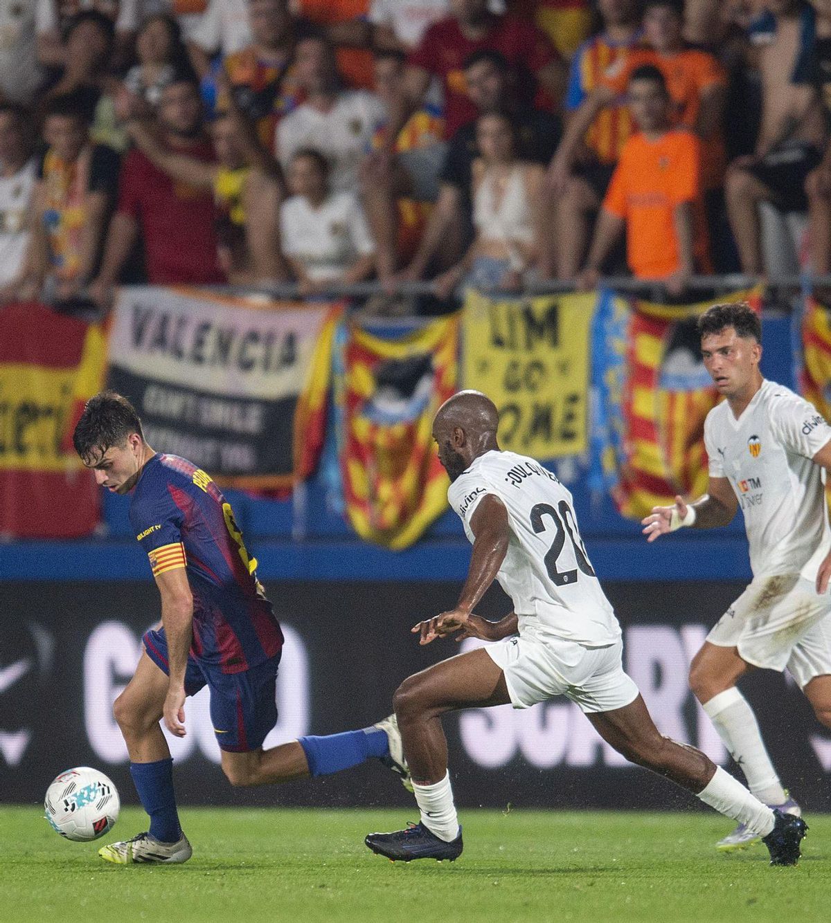 El Barcelona enlluerna el València en una capsa de sabates El Barcelona enlluerna el València en una capsa de sabates