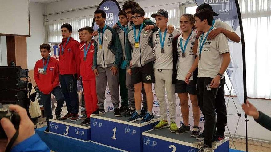 Podio del C-4 cadete, con los representantes del Náutico Rodeira a la izquierda.