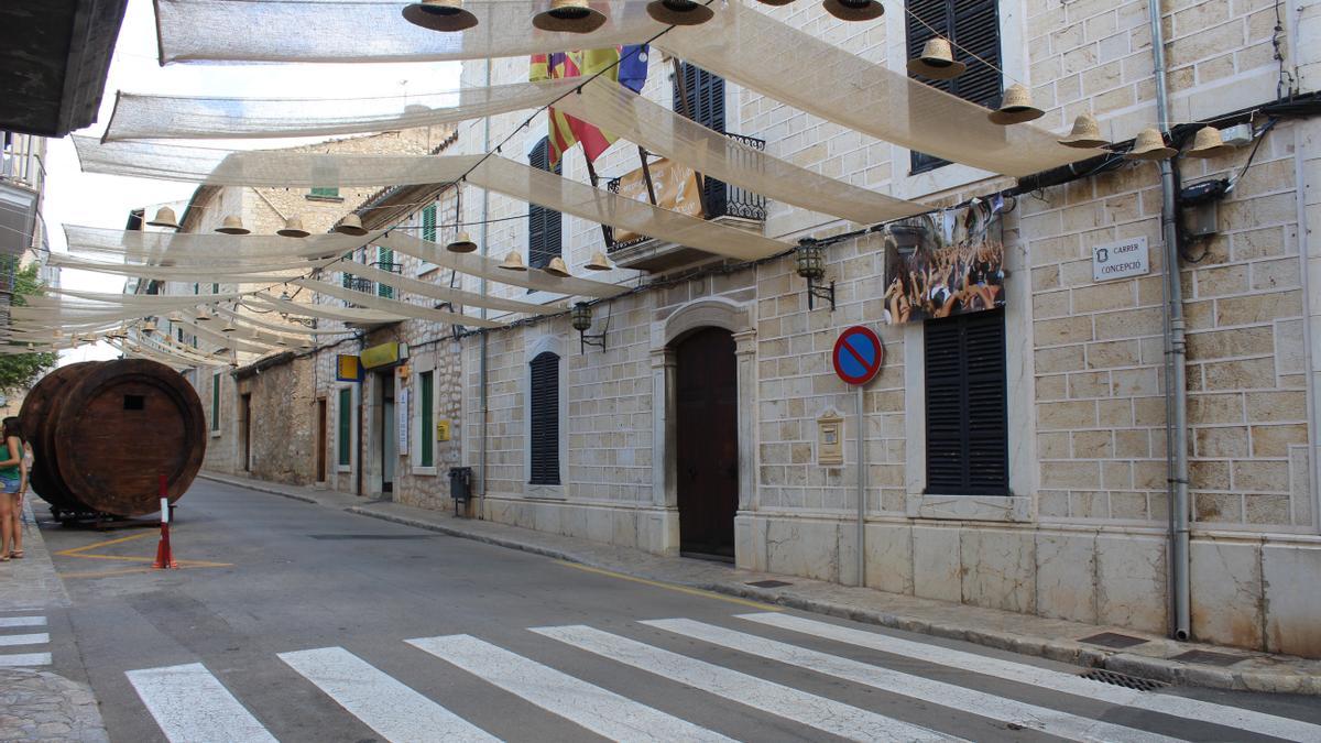 La concentración convocada frente al Ayuntamiento para reivindicar unas &#039;Festes des Vermar dignes&#039; ha fracasado.