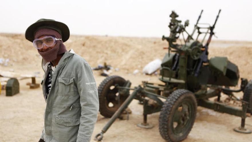 Un rebel en un punt de control, ahir als afores de la ciutat d&#039;Ajdabiyah.