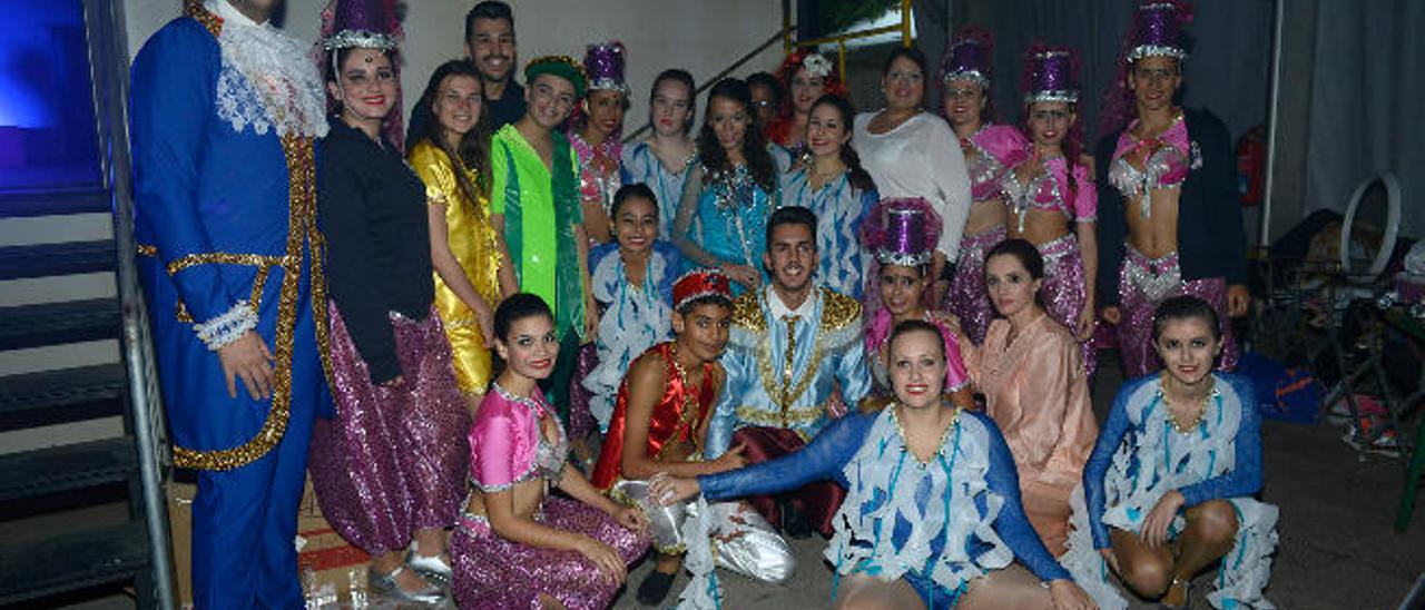 Elenco de cantantes y bailarines del musical &#039;Disney dreams Teguise&#039;, ayer, en la carpa de La Villa.