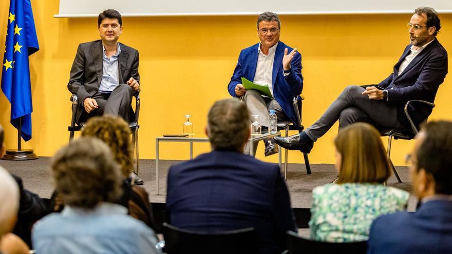 Javier García, Toni Cabot y Ezequiel Sánchez, en el Foro 4 Estaciones donde se habló de innovación y futuro, y de cómo Alicante puede consolidar un ecosistema emprendedor. | DAVID REVENGA