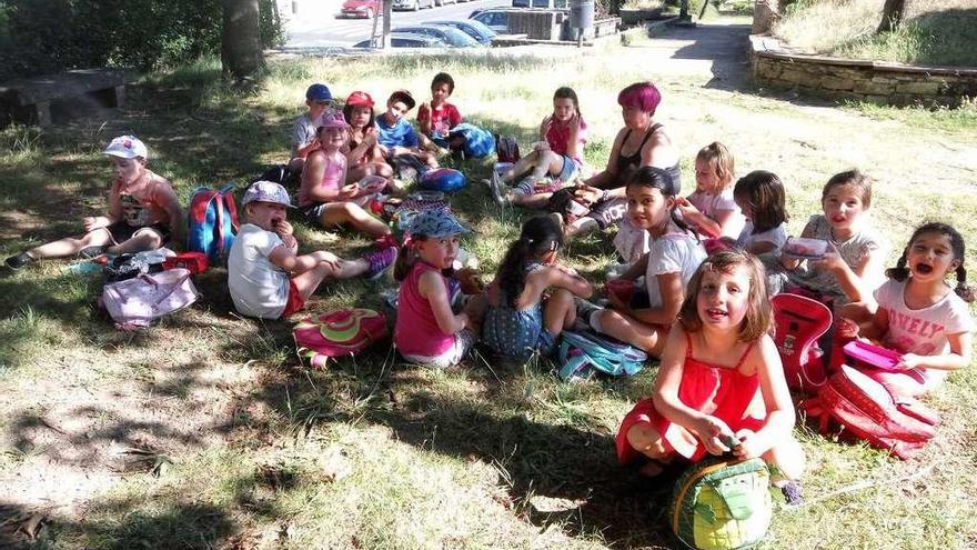 Niños de la primera tanda del campamento urbano de Lalín, durante una actividad.