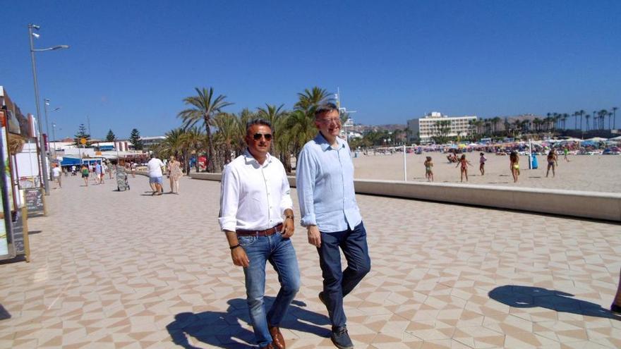 Ximo Puig y el alcalde de Xàbia pasean por la playa del Arenal.