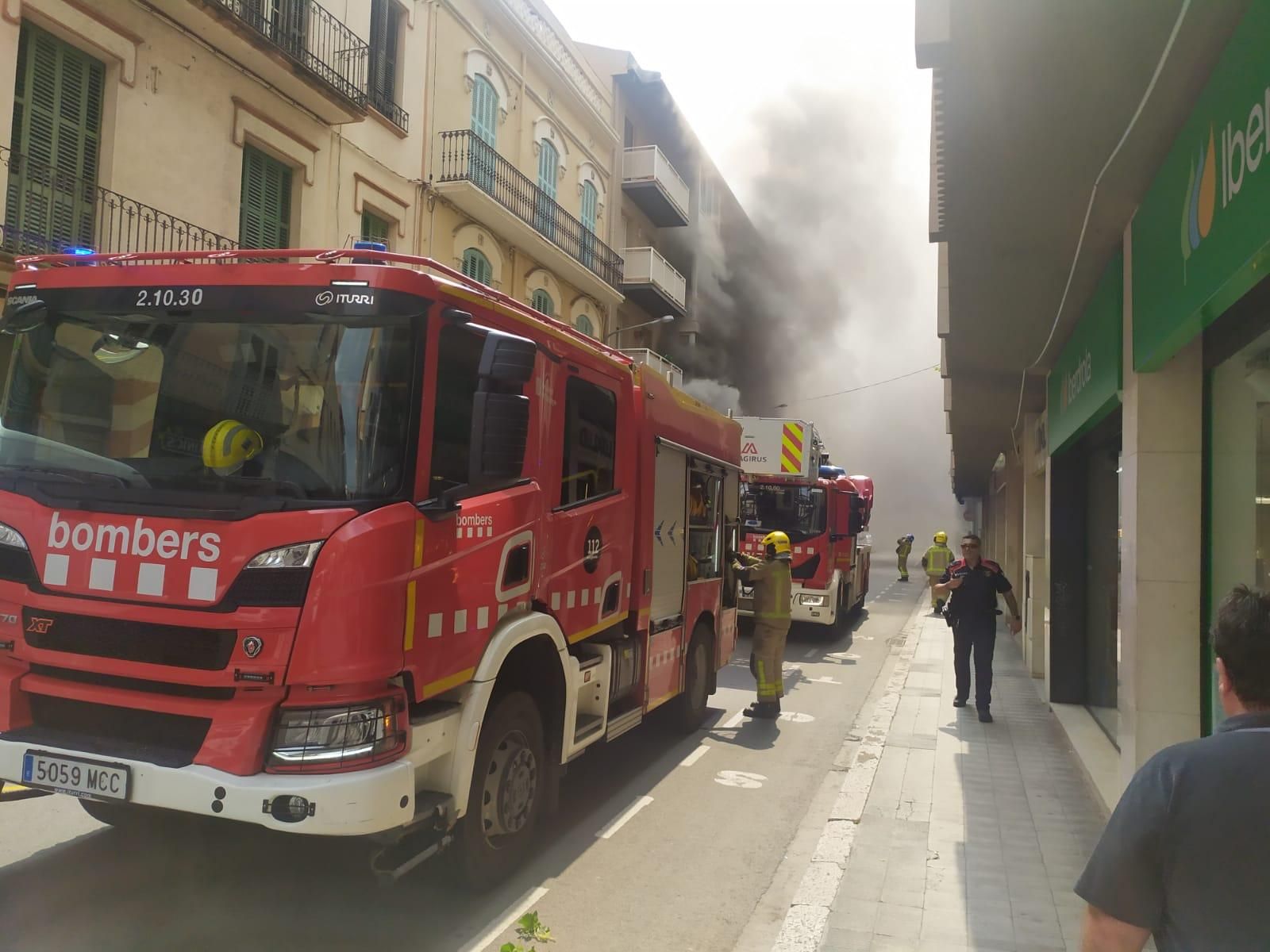 Les imatges de l'incendi en una perruqueria de Figueres