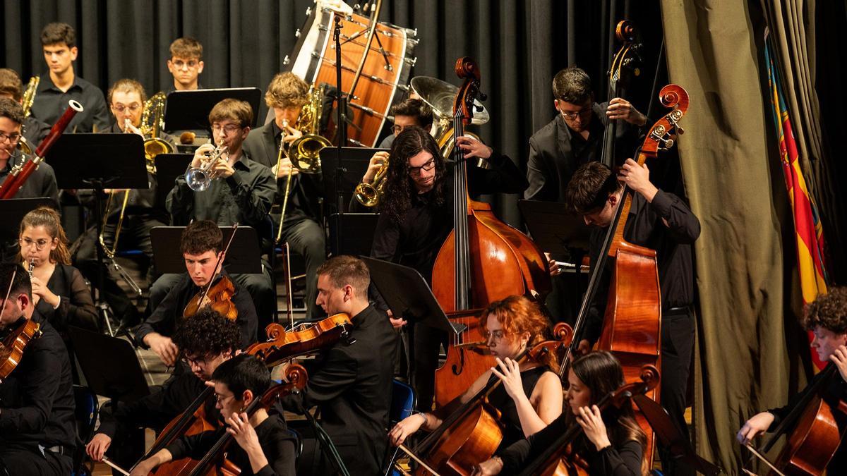 Músicos de la Orquesta Sinfónica Esmar durante un concierto