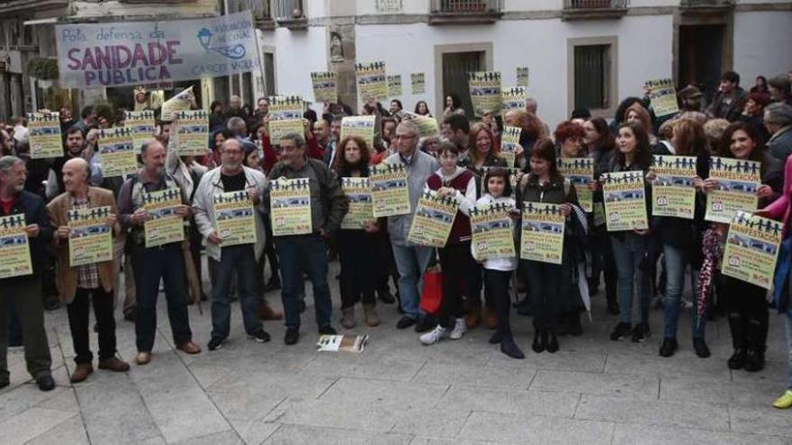 Manifestantes, ayer, ante el centro de salud del Casco Vello. // Adrián Irago