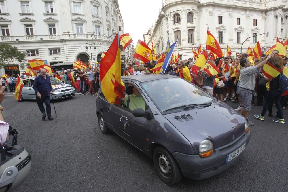 Caravana de vehículos con banderas españolas en València