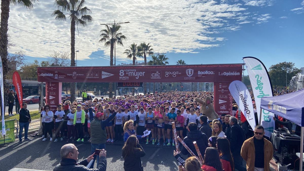 Las participantes de la Carrera de la Mujer de Murcia, en la línea de salida.