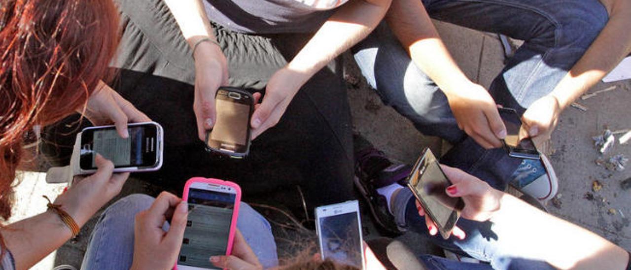 Adolescentes comunicándose a través del teléfono móvil.